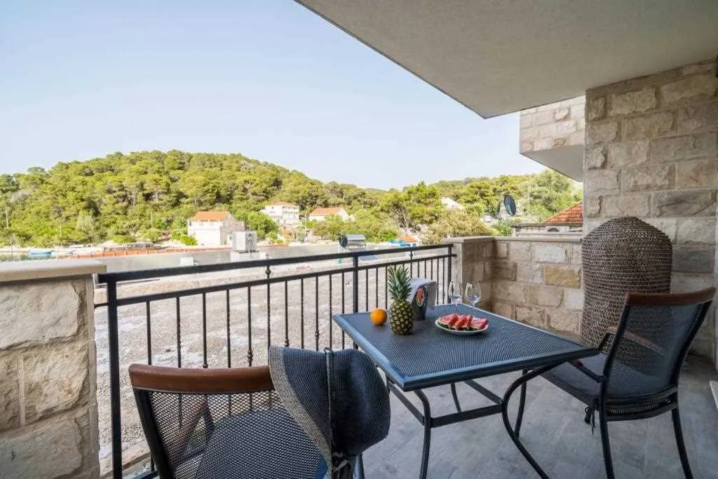 Pomena Apartment for 2 with Pool and Sea View