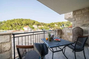 Pomena Apartment for 2 with Pool and Sea View