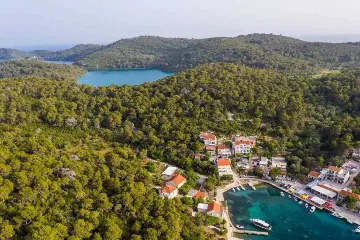 Pomena Apartment for 2 with Pool and Sea View