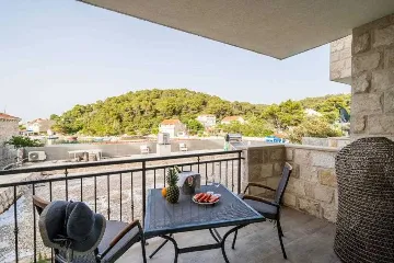 Pomena Apartment for 2 with Pool and Sea View