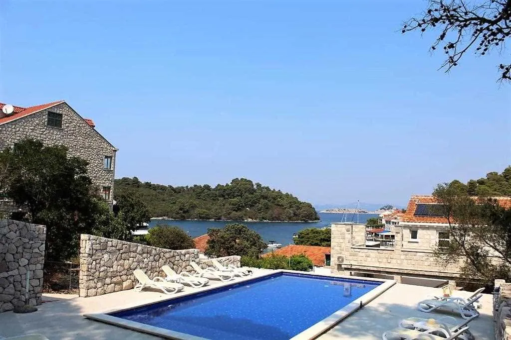Pomena Apartment for 2 with Pool and Sea View