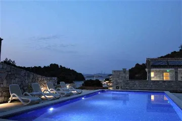 Pomena Apartment for 2 with Pool and Sea View