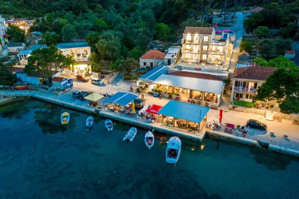 Pomena Apartment for 2 with Pool and Sea View