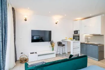 Pomena Apartment for 2 with Pool and Sea View