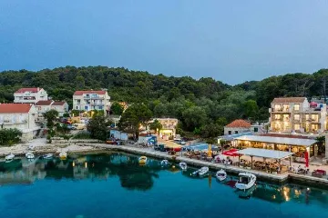 Pomena Apartment for 2 with Pool and Sea View