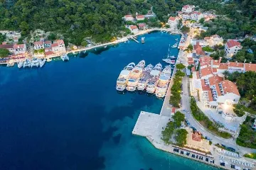 Pomena Apartment for 2 with Pool and Sea View