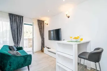 Pomena Apartment for 2 with Pool and Sea View