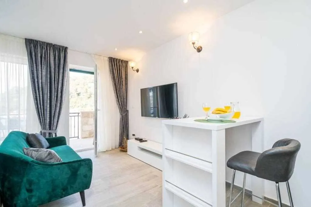 Pomena Apartment for 2 with Pool and Sea View
