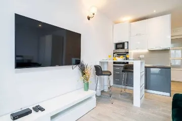 Pomena Apartment for 2 with Pool and Sea View