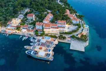 Pomena Apartment for 2 with Pool and Sea View