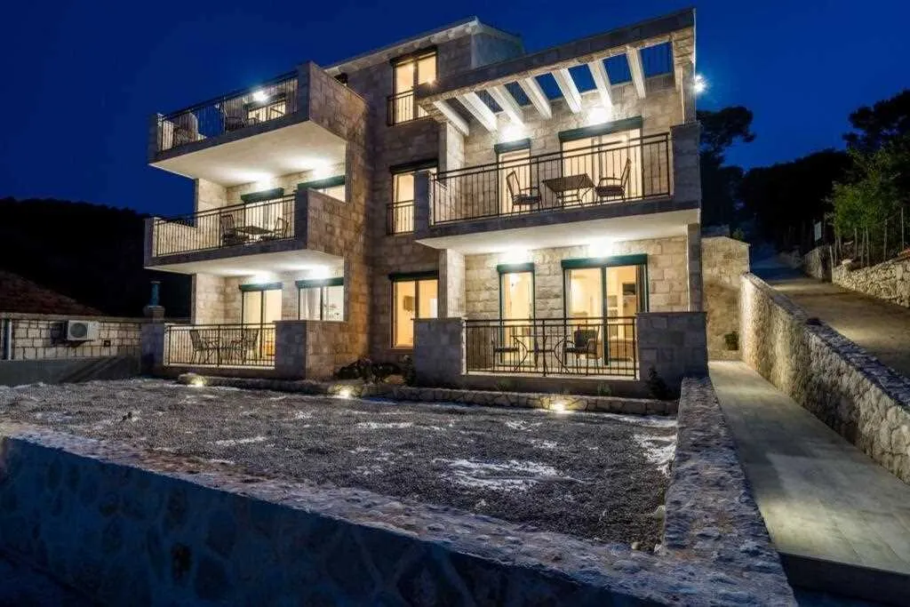 Pomena Apartment for 2 with Pool and Sea View