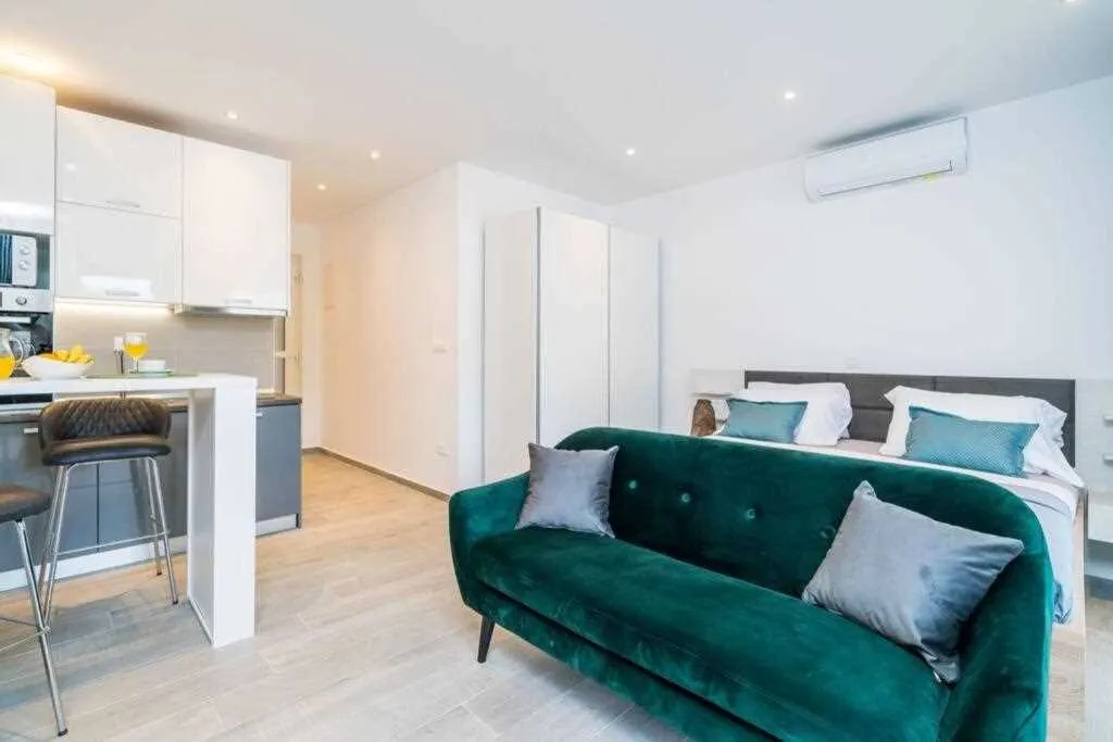 Pomena Apartment for 2 with Pool and Sea View