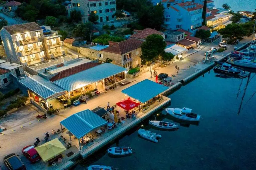 Pomena Apartment for 2 with Pool and Sea View