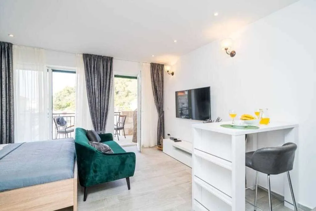 Pomena Apartment for 2 with Pool and Sea View