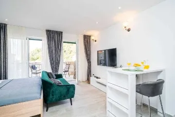 Pomena Apartment for 2 with Pool and Sea View