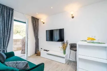 Pomena Apartment for 2 with Pool and Sea View