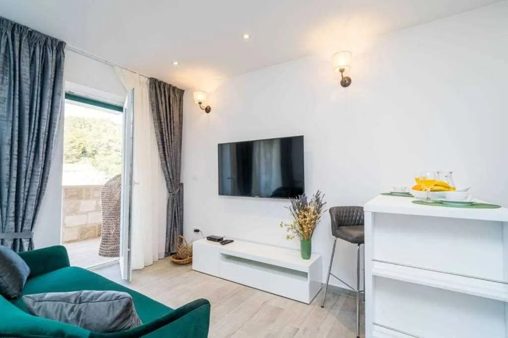 Pomena Apartment for 2 with Pool and Sea View