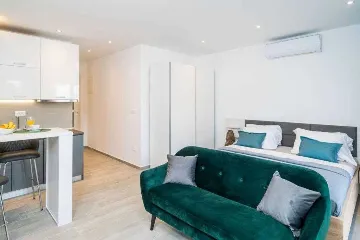 Pomena Apartment for 2 with Pool and Sea View