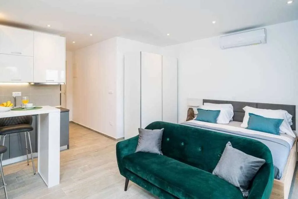Pomena Apartment for 2 with Pool and Sea View