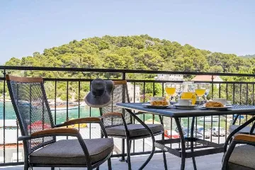 Pomena 2-Bedroom Apartment with Sea-View Balcony