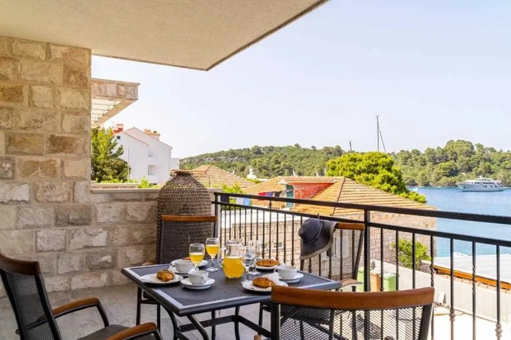 Pomena 2-Bedroom Apartment with Sea-View Balcony