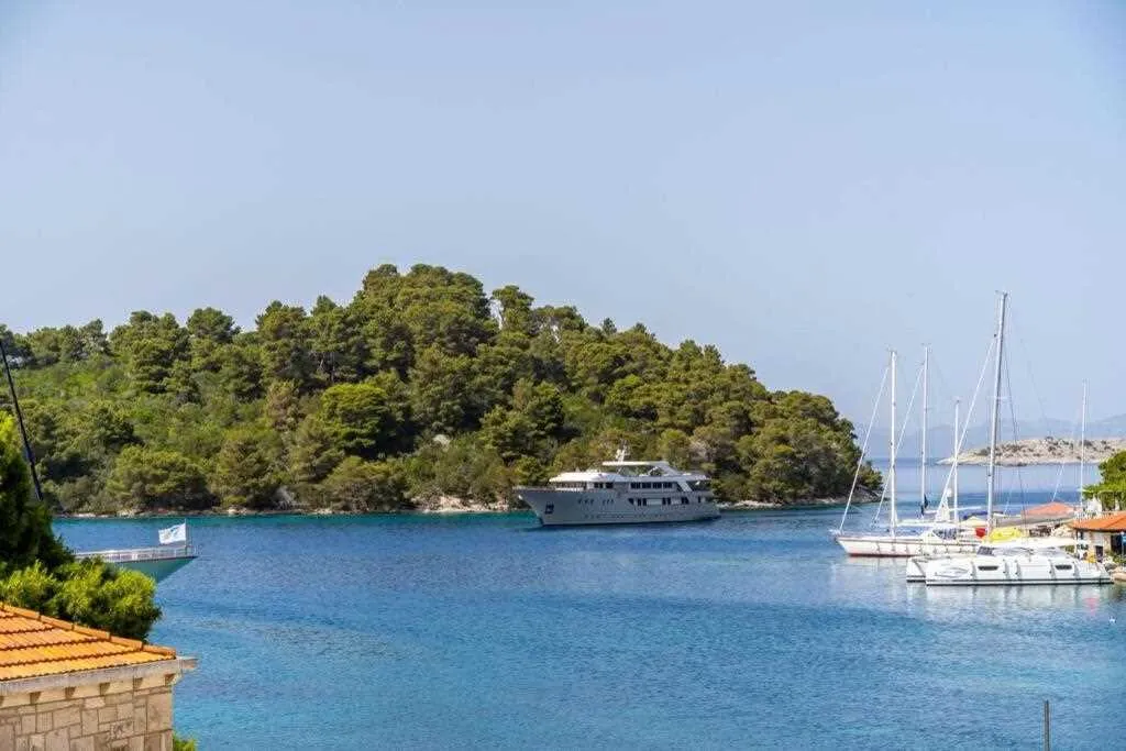 Pomena 2-Bedroom Apartment with Sea-View Balcony