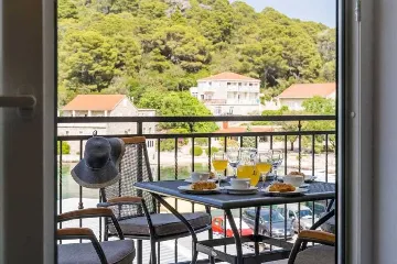Pomena 2-Bedroom Apartment with Sea-View Balcony