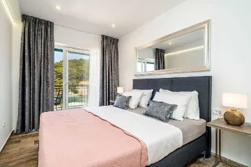 Pomena 2-Bedroom Apartment with Sea-View Balcony