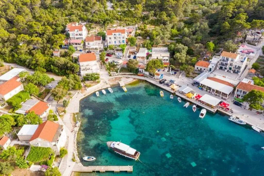 Pomena 2-Bedroom Apartment with Sea-View Balcony