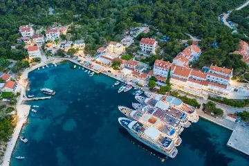 Pomena 2-Bedroom Apartment with Sea-View Balcony