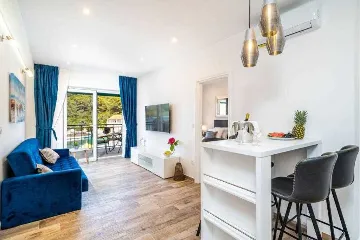 Pomena 2-Bedroom Apartment with Sea-View Balcony