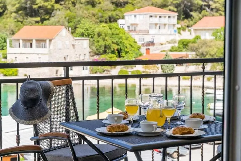 Pomena 2-Bedroom Apartment with Sea-View Balcony