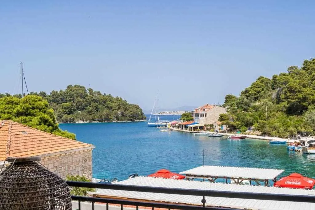 Pomena 2-Bedroom Apartment with Sea-View Balcony