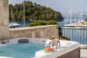 Pomena Apartment with Private Jacuzzi and Sea View