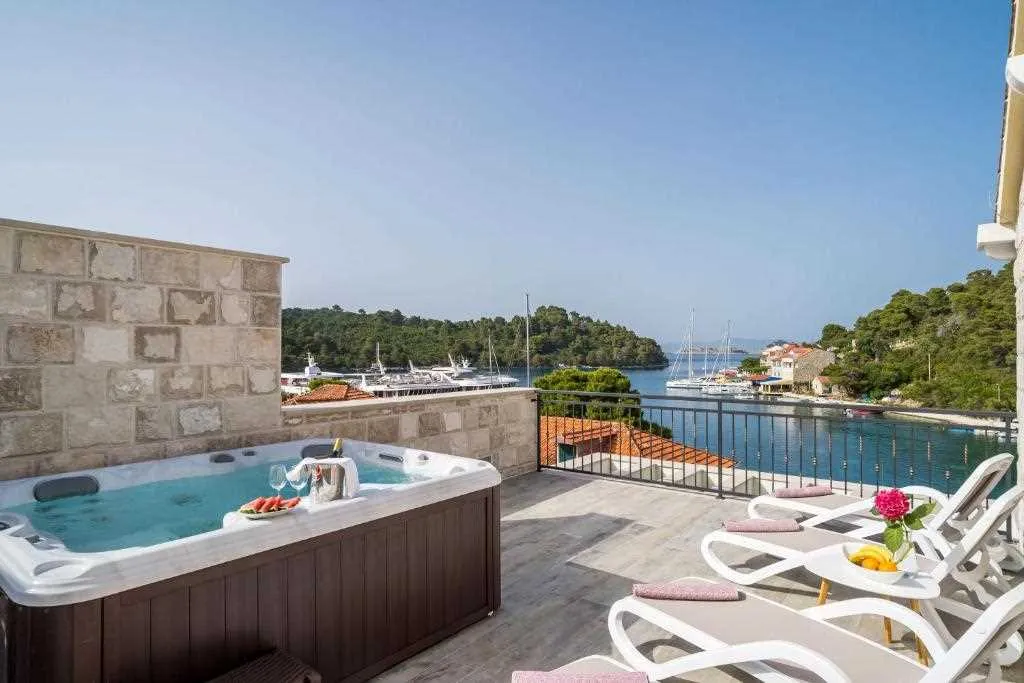 Pomena Apartment with Private Jacuzzi and Sea View