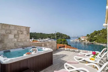 Pomena Apartment with Private Jacuzzi and Sea View