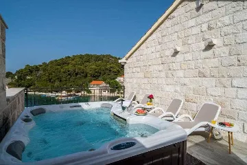 Pomena Apartment with Private Jacuzzi and Sea View