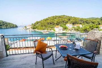 Pomena Apartment with Private Jacuzzi and Sea View