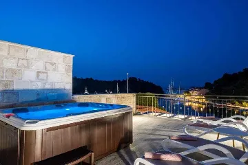 Pomena Apartment with Private Jacuzzi and Sea View