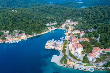 Pomena Apartment with Private Jacuzzi and Sea View