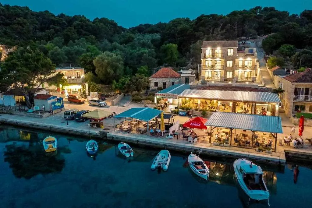 Pomena Apartment with Private Jacuzzi and Sea View