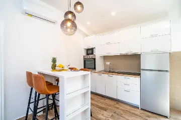 Pomena Apartment with Private Jacuzzi and Sea View