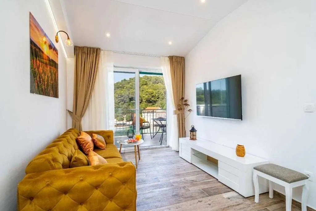 Pomena Apartment with Private Jacuzzi and Sea View