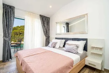 Pomena Apartment with Private Jacuzzi and Sea View