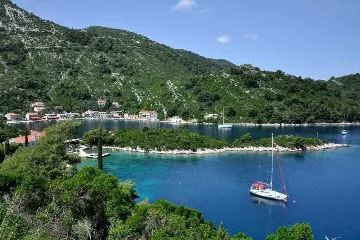 3-Bedroom Apartment in Prožura with Sea-View Terrace