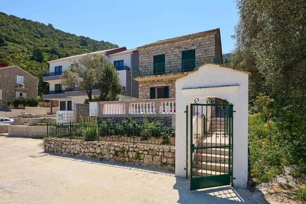 3-Bedroom Apartment in Prožura with Sea-View Terrace