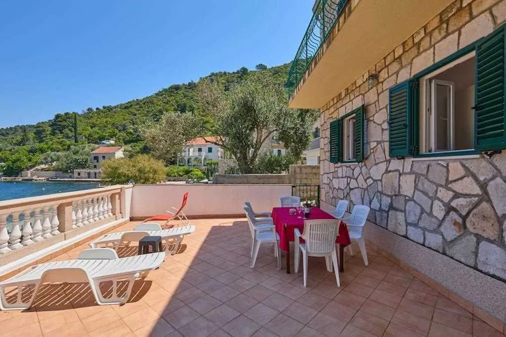 3-Bedroom Apartment in Prožura with Sea-View Terrace