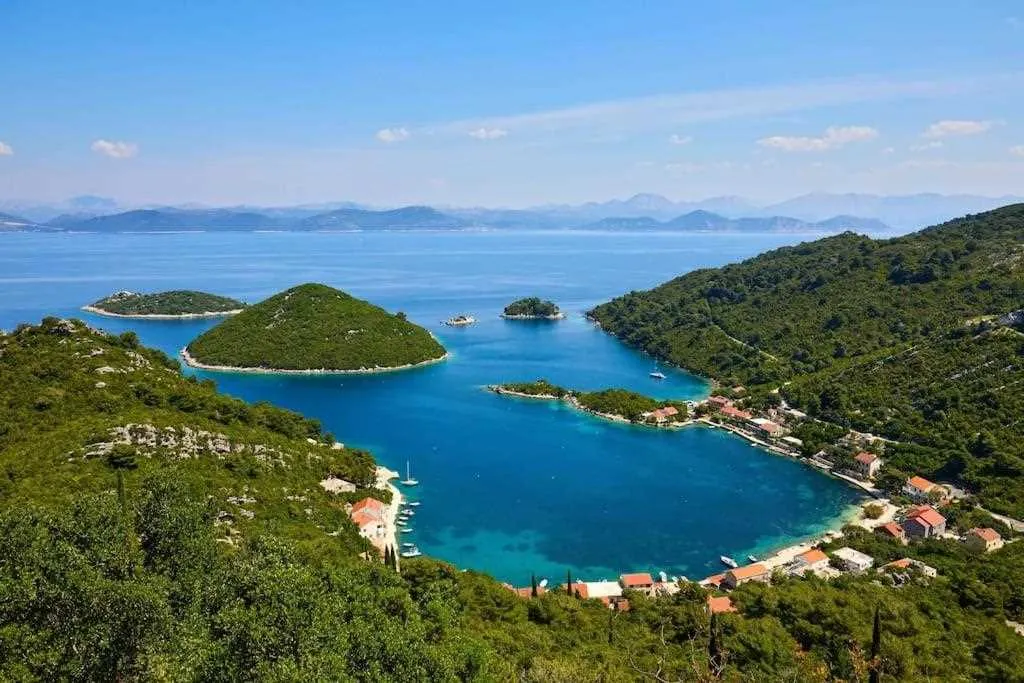 3-Bedroom Apartment in Prožura with Sea-View Terrace