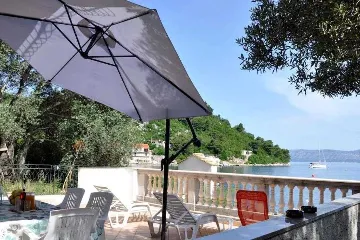 3-Bedroom Apartment in Prožura with Sea-View Terrace
