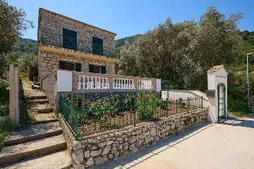 3-Bedroom Apartment in Prožura with Sea-View Terrace